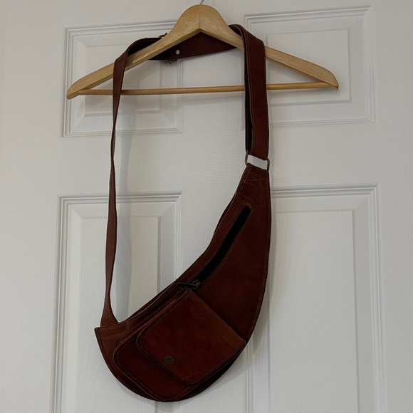 Vintage leather sling bag travel purse adjustable strap brass hardware brown - Picture 4 of 17